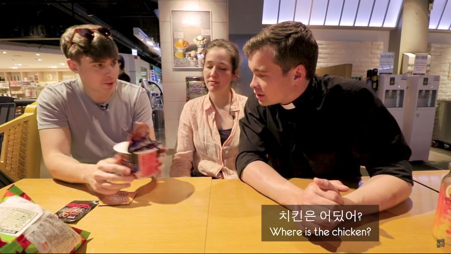 한국 라면에 팩트 가하는 영국인 | 인스티즈