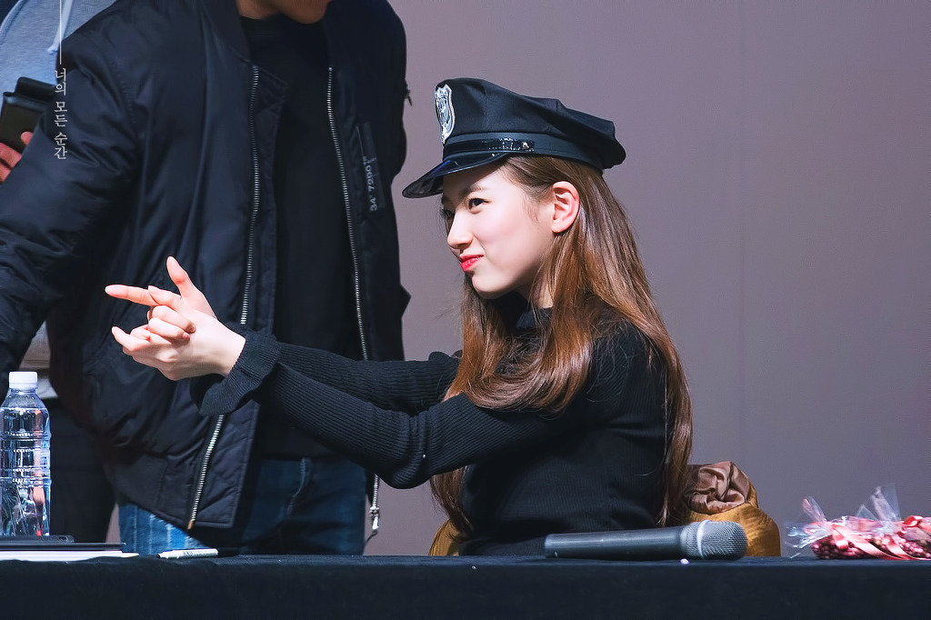 얼굴에서 빛이 나는 배수지.jpgif | 인스티즈