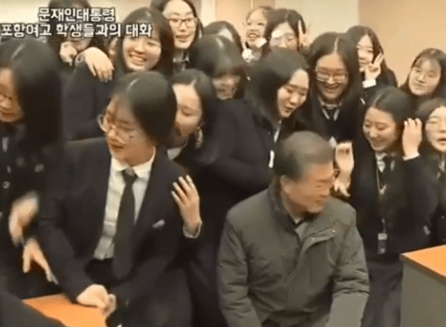 문재인대통령 어깨에 손 올리고 수줍어하는 여고생.gif | 인스티즈