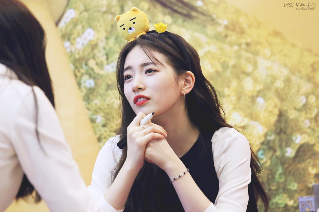 팬들과 아이컨택을 참 잘하는 수지.jpgif | 인스티즈