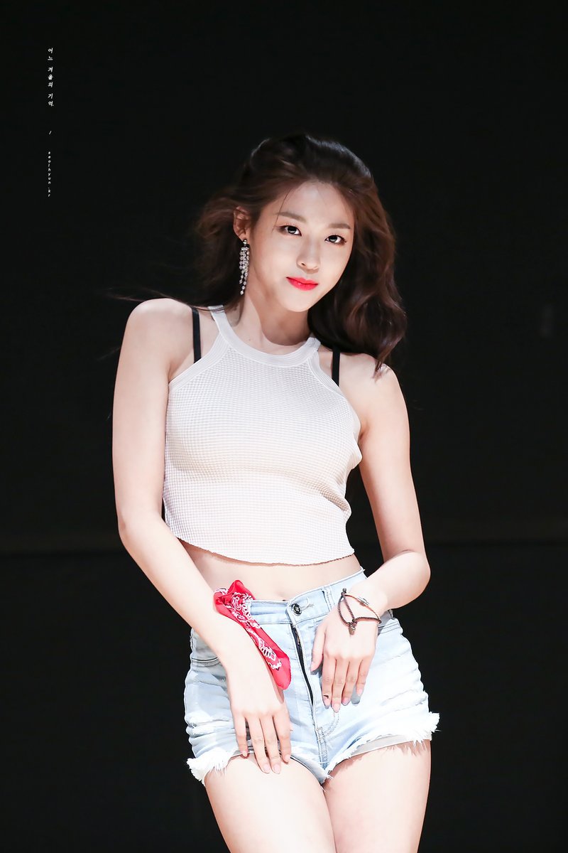 미모와 몸매 둘다 난리난 어제자 설현이.jpgif | 인스티즈