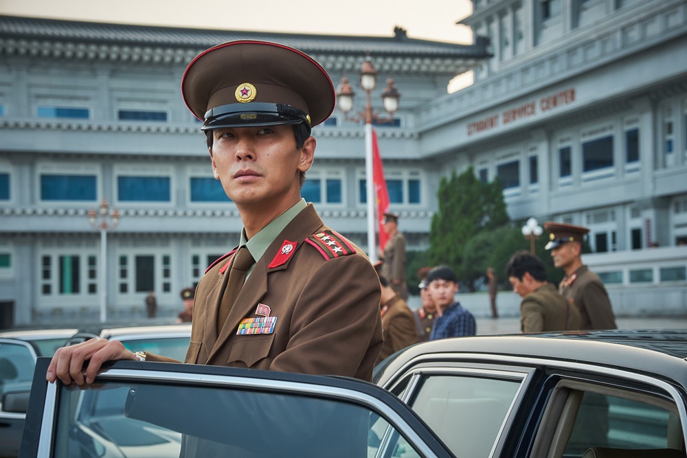 공작 잠자리안경→모토로라 휴대폰 등 90년대 디테일 완벽재현…제작 비하인드 공개 | 인스티즈