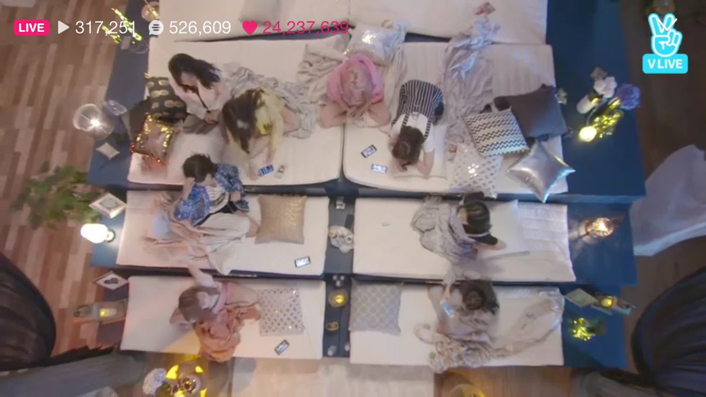 눕방이지만 눕방 같지않은 소녀시대 완전체 눕방 V앱.jpg | 인스티즈