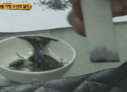 벽에 쓸린 샤넬백 살리기.gif | 인스티즈