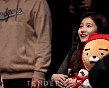 일본인한테 경례받는 한국인....레전드.gif | 인스티즈