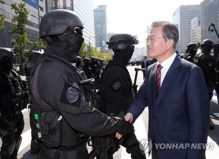 뇌출혈 후유증 경찰과 나란히 앉은 文대통령.."파이팅" 격려 | 인스티즈